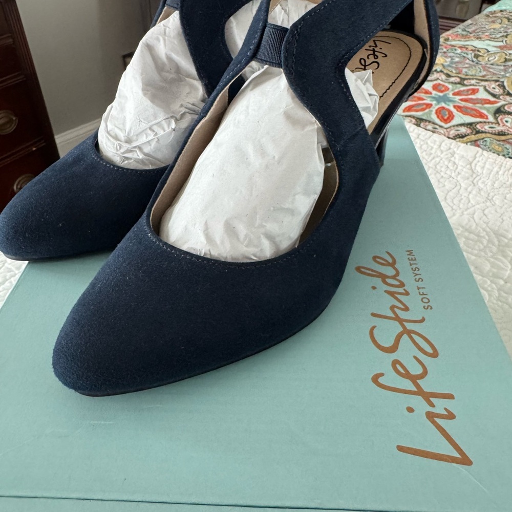 Life Stride Women's Navy Heels